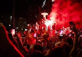 Ambientazo en la Fuente de las Batallas para celebrar el triunfo de España.