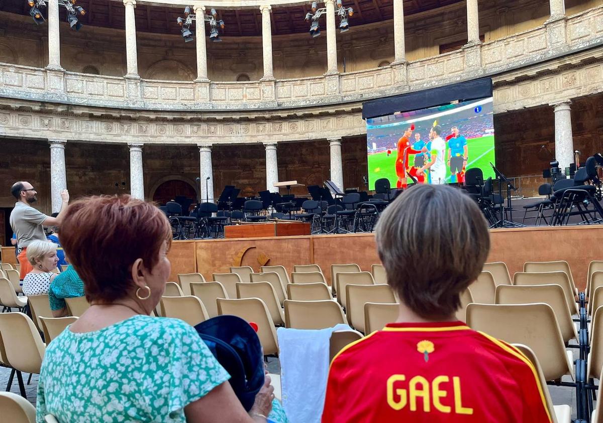 Imagen principal - «Es la primera vez que vemos el fútbol en la Alhambra»