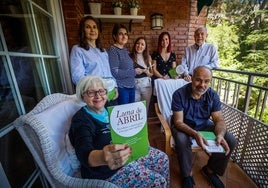 Esther Nievas, Rosa Martínez, Bárbara Lázaro, Paola Rueda y Juan Vellido, de pie. Lourdes Villegas y José María Medina, sentados, todos ellos autores del libro.