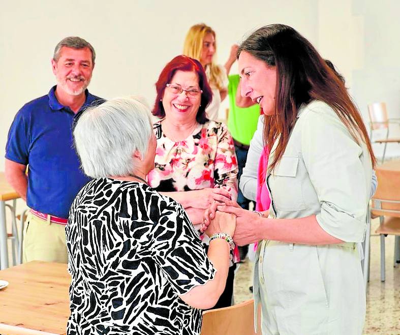 Loles López, en una visita reciente a un centro de mayores.