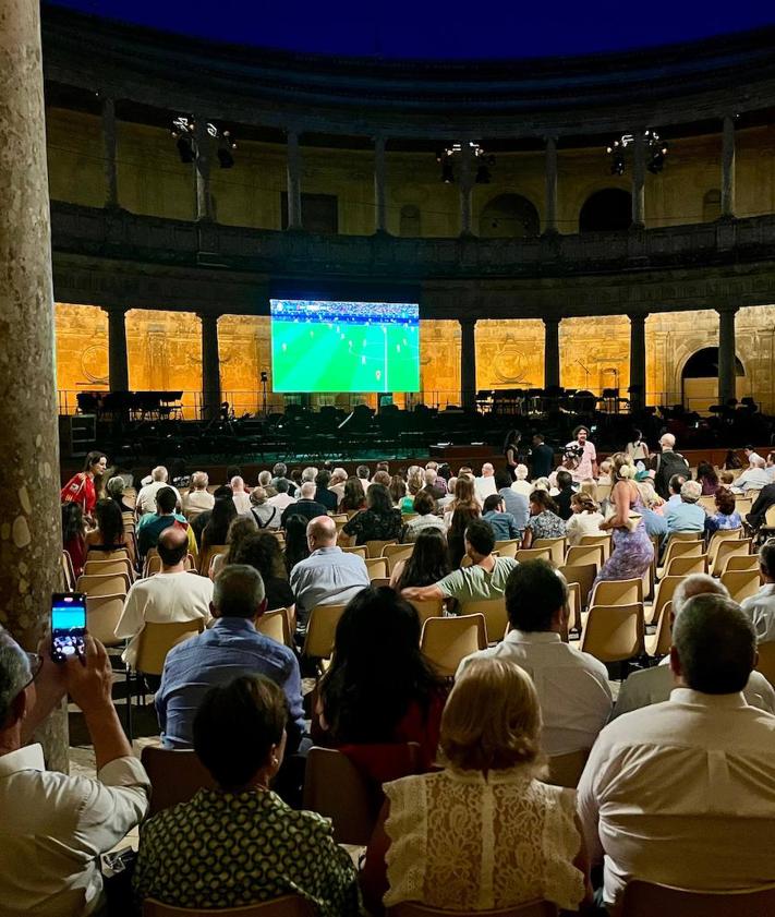 Imagen secundaria 2 - «Es la primera vez que vemos el fútbol en la Alhambra»