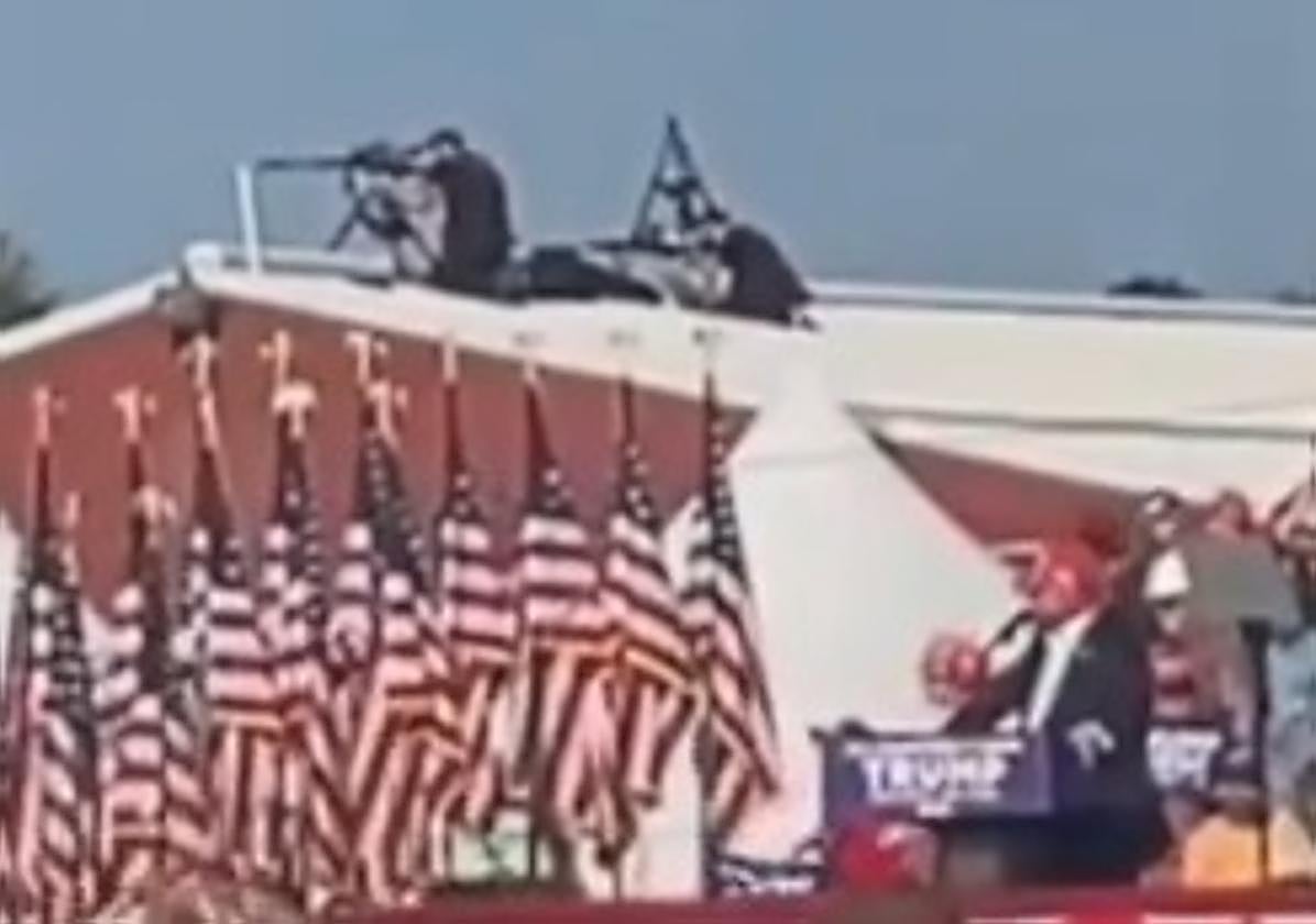 Donald Trump, abajo a la derecha, y el francotirador del servicio secreto, arriba a la izquierda, durante el mitin en el que se produjo el atentado.