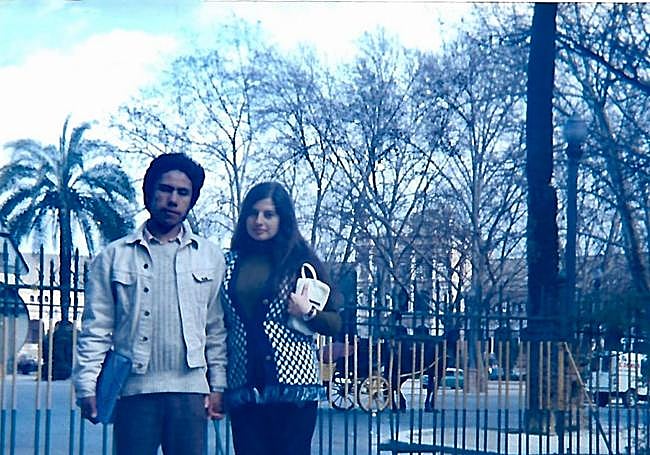 María en su época de estudiante junto a su marido.