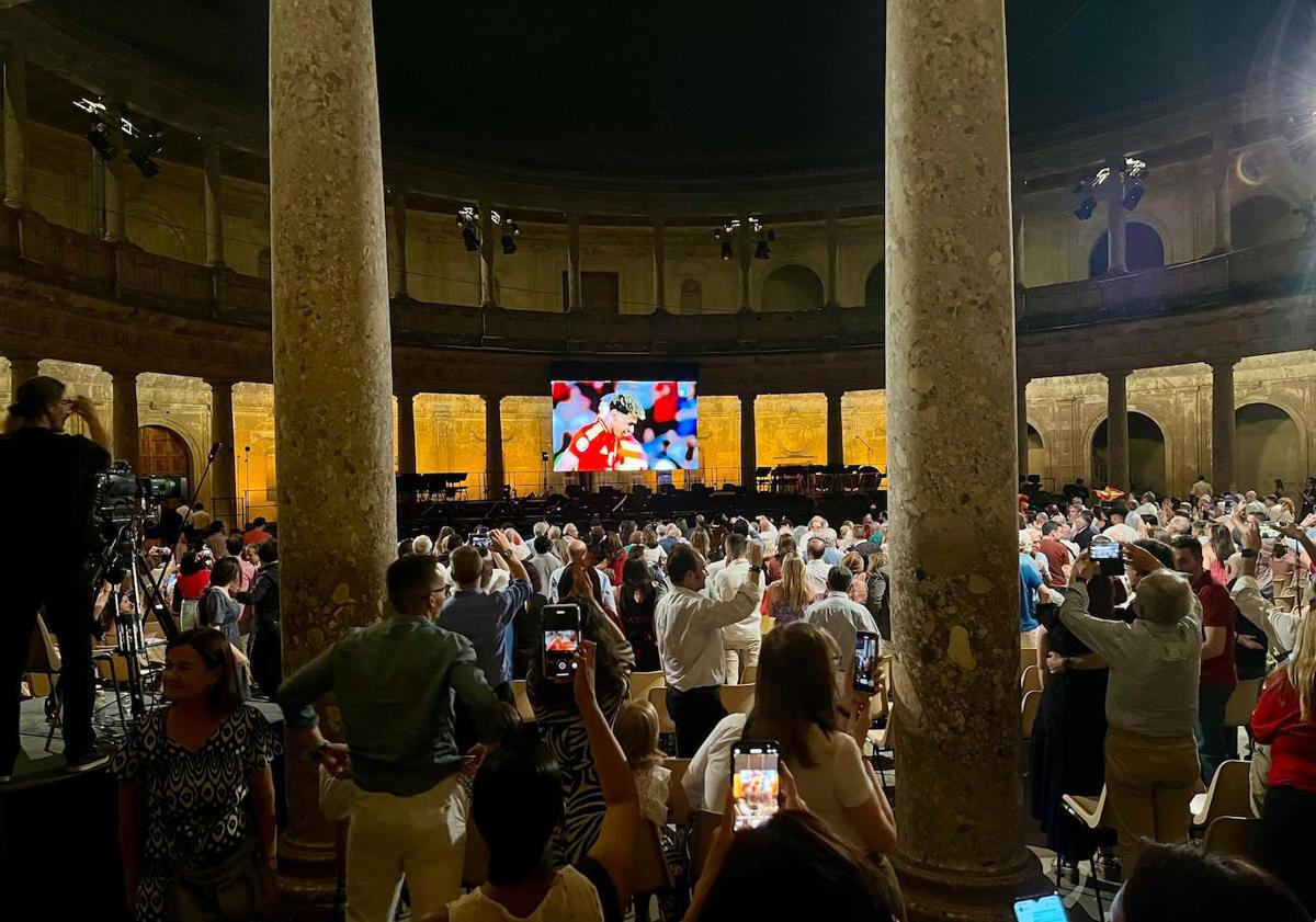 Imagen principal - La noche de fútbol, Gael y el JOVEN director de la orquesta. 