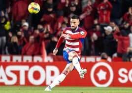 Erick Cabaco juega un balón en largo durante su etapa en el Granada.