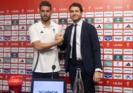 Luca Zidane da la mano al director deportivo del Granada, Matteo Tognozzi, durante su presentación.