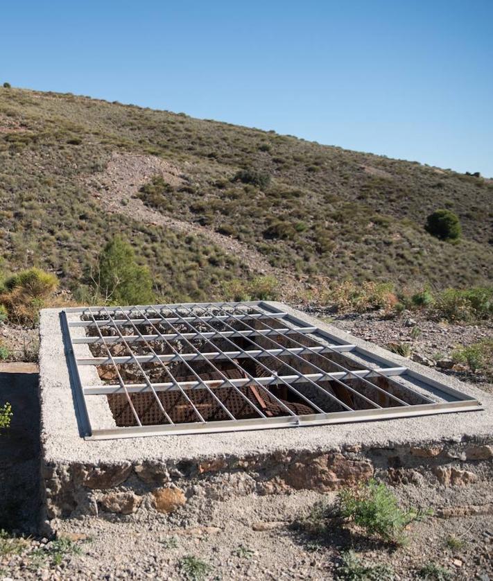 Imagen secundaria 2 - Paisaje que ocupaba la antigua cantera de Íllora restaurado y los pozos sellados en el paraje de Turón.