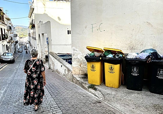 Vecina paseando por las calles del Casco Antiguo de Salobreña.