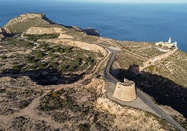 Seis empresas optan a renovar el pavimento del acceso al Faro y la Torre Mesa Roldán de Carboneras