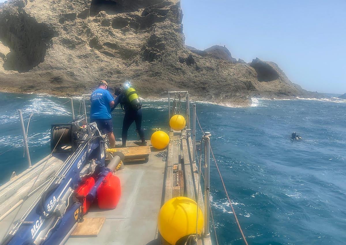 Imagen secundaria 1 - Instalan un centenar de boyas en Cabo de Gata para alejar los barcos del litoral