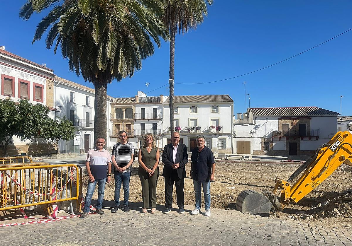 El subdelegado del Gobierno y la alcaldesa de Lopera visitando las obras