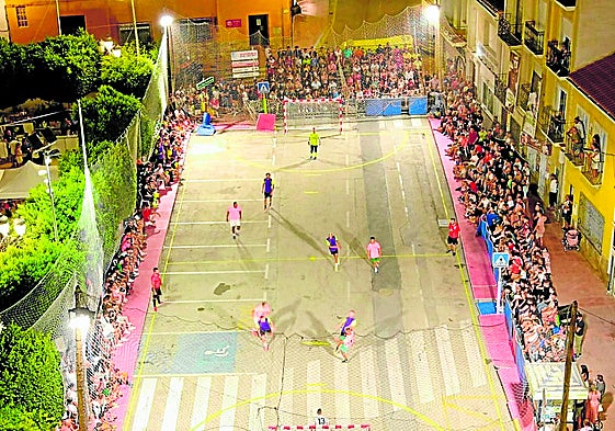 Aspecto de un partido nocturno.