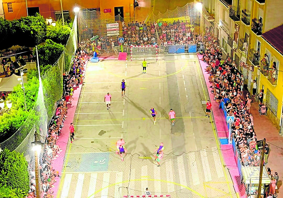 Aspecto de un partido nocturno.