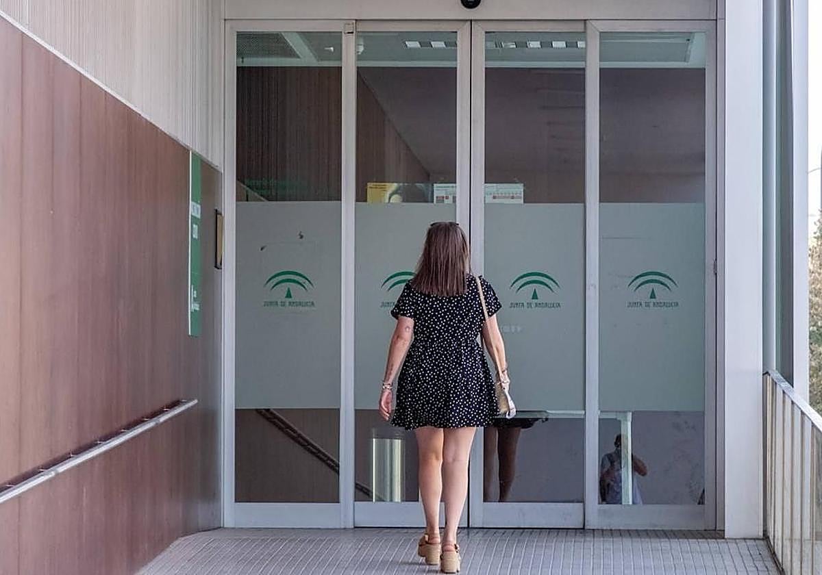 Una paciente entrando en un centro de salud de la provincia.