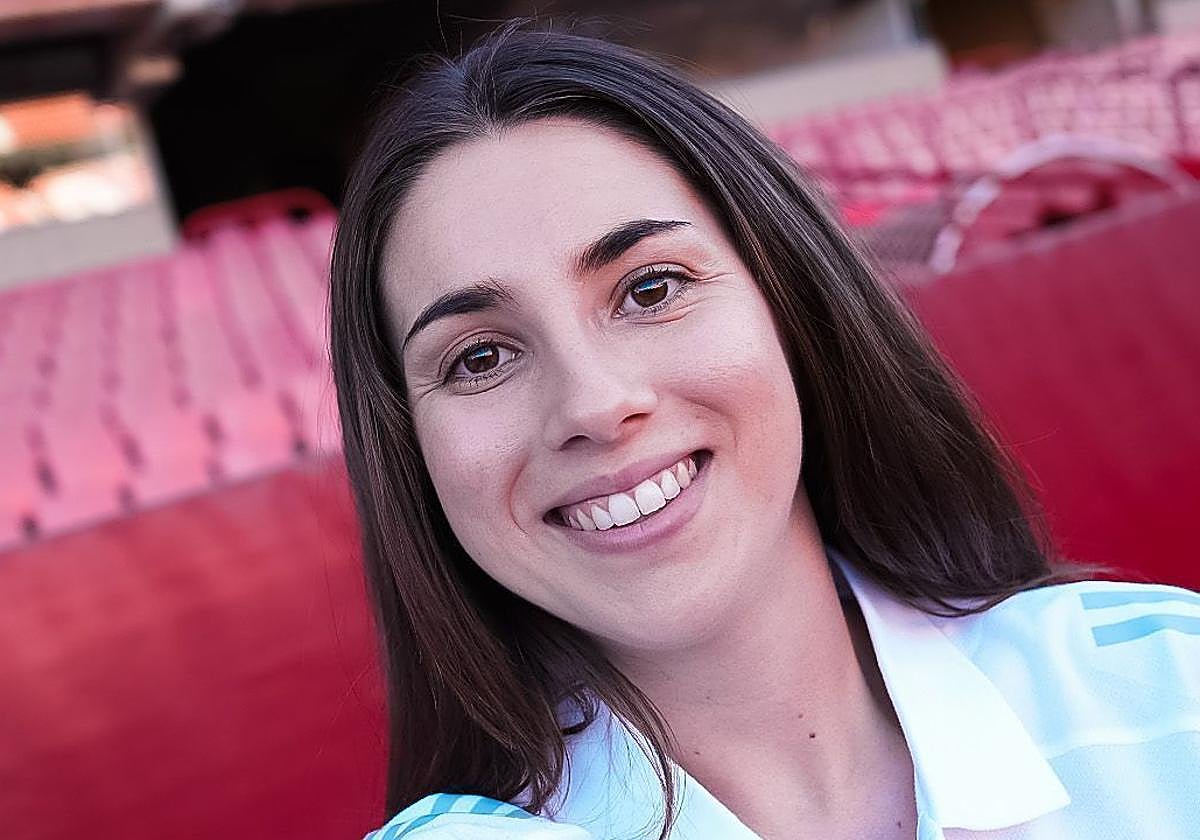 Alexia Fernández posa ya en Los Cármenes.