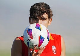 Gonzalo Villar besa un balón durante un entrenamiento del equipo en esta pretemporada.
