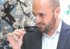 Un sumiller degusta un vino.