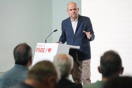 El expresidente de la Junta de Andalucía, Manuel Chaves, durante una rueda de prensa que ha ofrecido en la sede del PSOE-A.