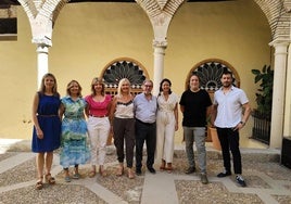 Representantes de las distintas formaciones y colectivos sociales tras la aprobación de las calles.