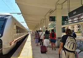 Viajeros en la estación ferroviaria de Jaén.