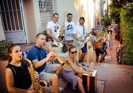 Todos estos vecinos son músicos y viven en la misma urbanización, en el Albaicín.