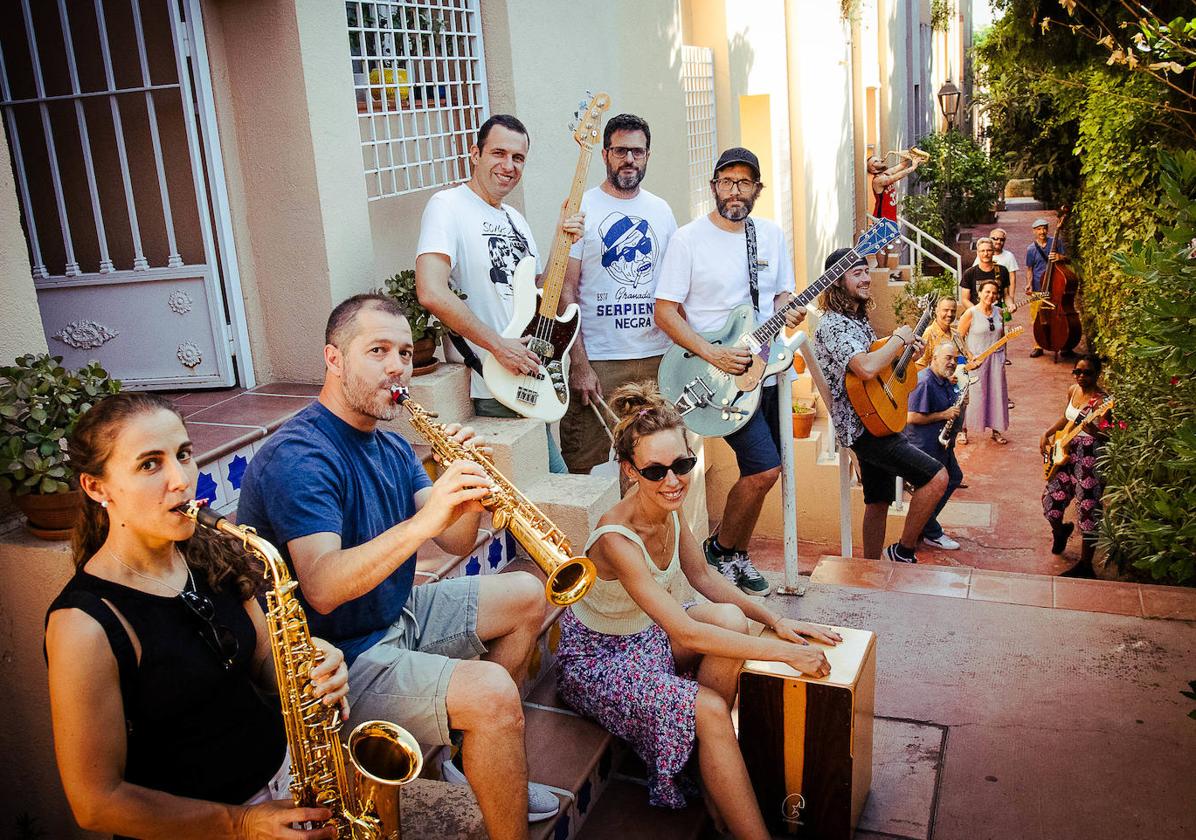 Todos estos vecinos son músicos y viven en la misma urbanización, en el Albaicín.