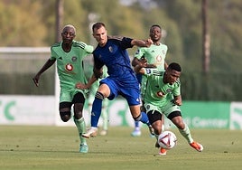 Miguel Ángel Brau supera rivales del Orlando Pirates.