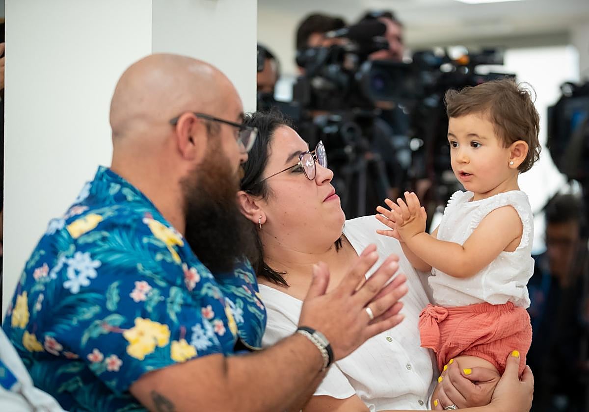 Nabila junto a sus papás.