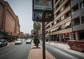 El termómetro de Acera del Darro, a 43 grados en una ola de calor pasada.