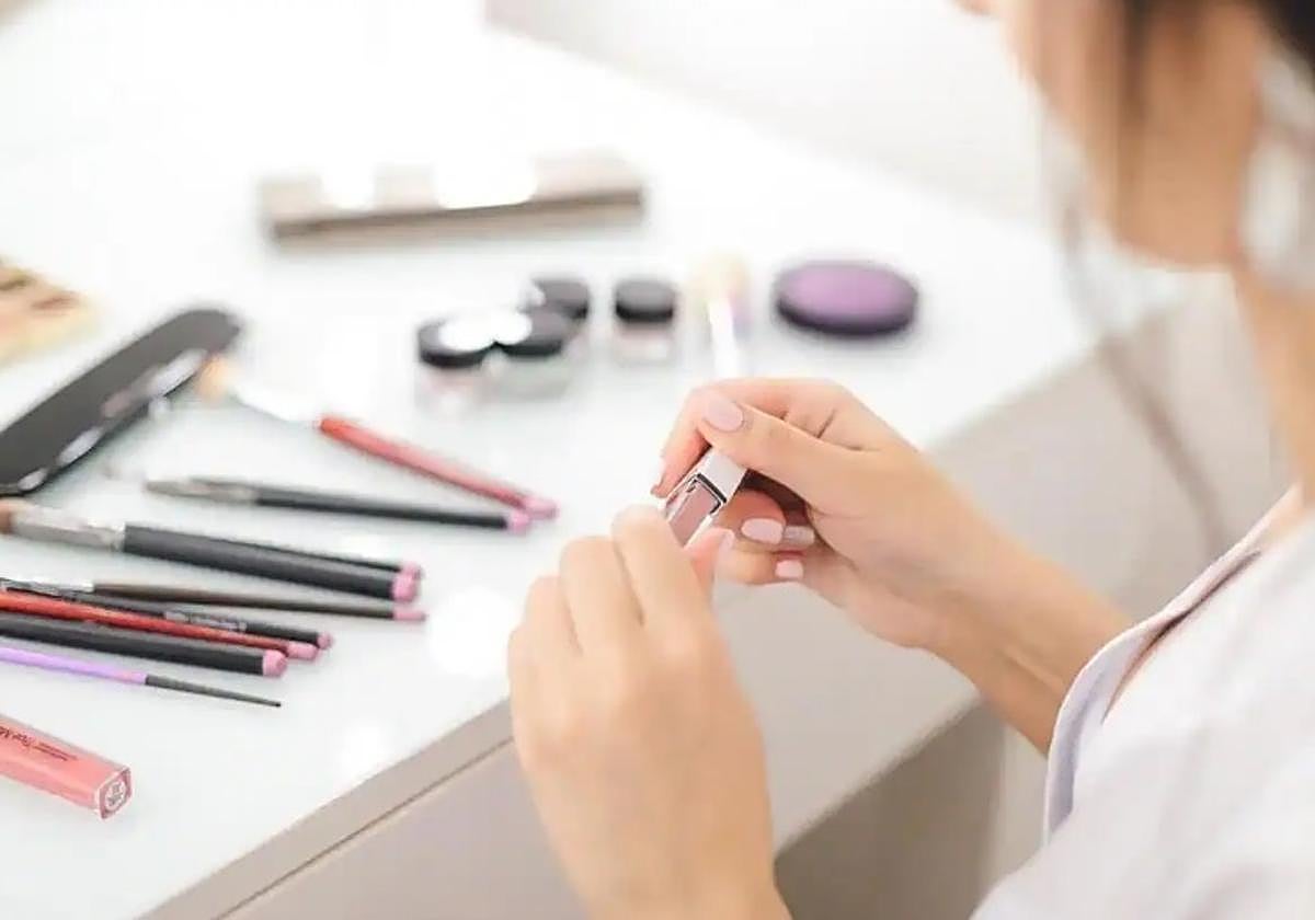 Si tienes este pintauñas en casa, no lo uses: Sanidad ha emitido una alerta