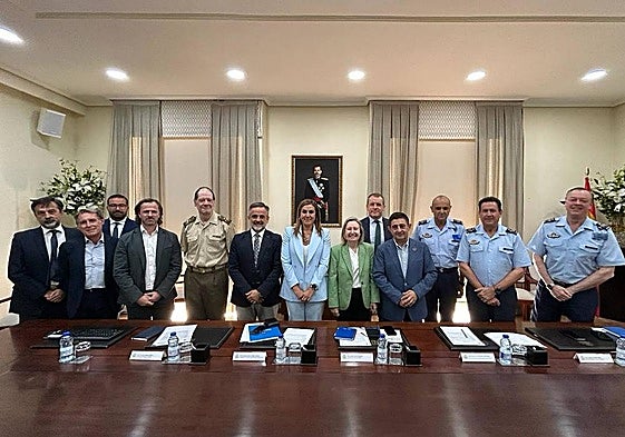 La secretaria de Estado y responsables del Cetedex, con Francisco Reyes y empresarios jienenses.