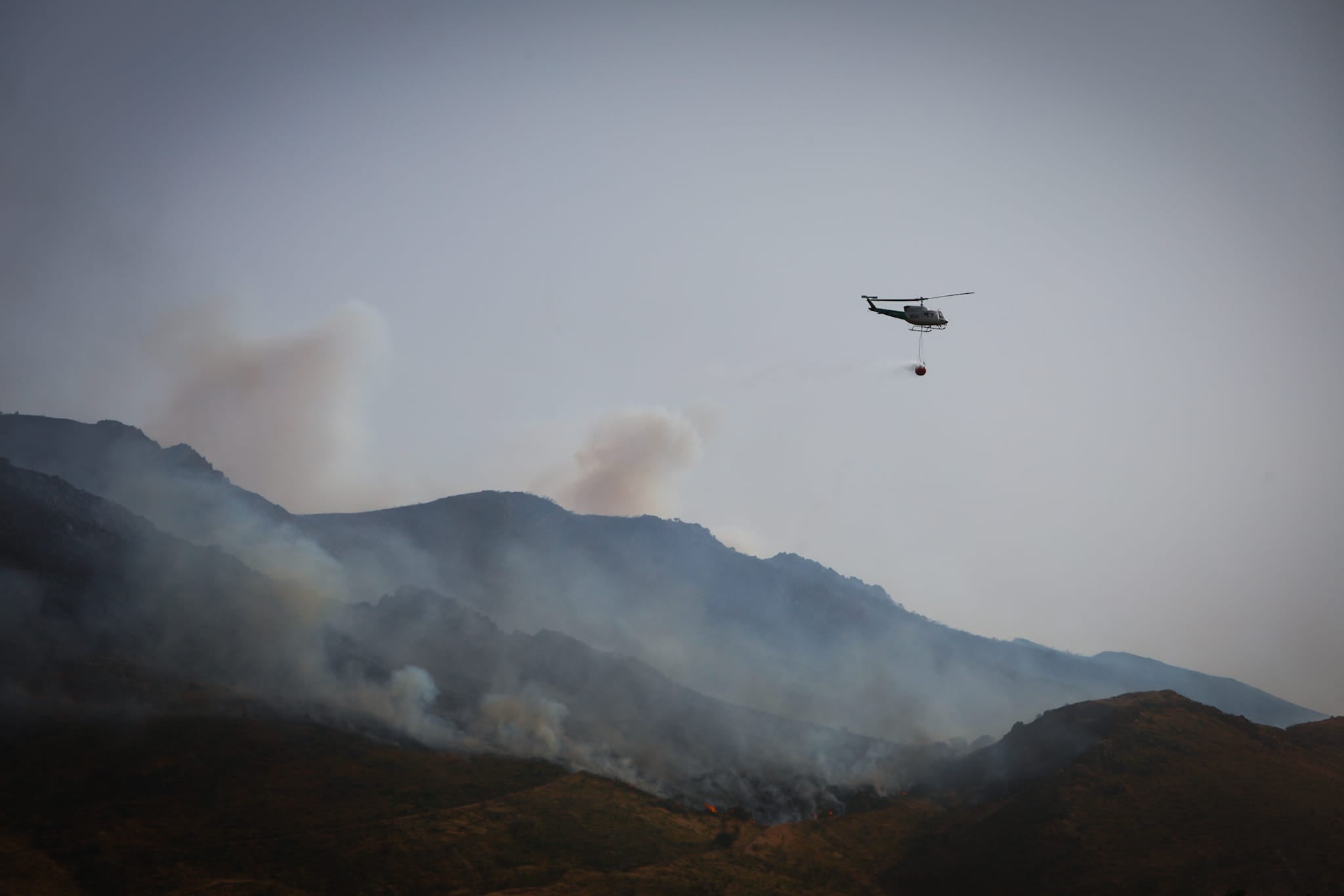 Las imágenes del incendio forestal de Pinos Puente