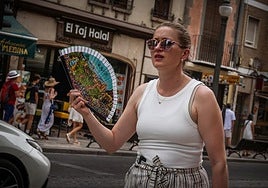La calima obligó a abanicarse en el centro del Granada.