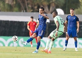Gonzalo Villar juega un balón durante el partido contra el Orlando Pirates.