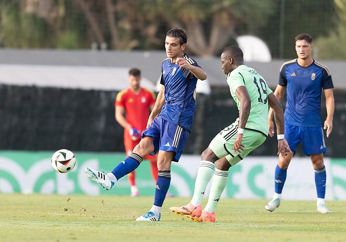 Gonzalo Villar juega un balón durante el partido contra el Orlando Pirates.
