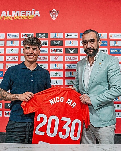 Melamed posa con la camiseta del Almería