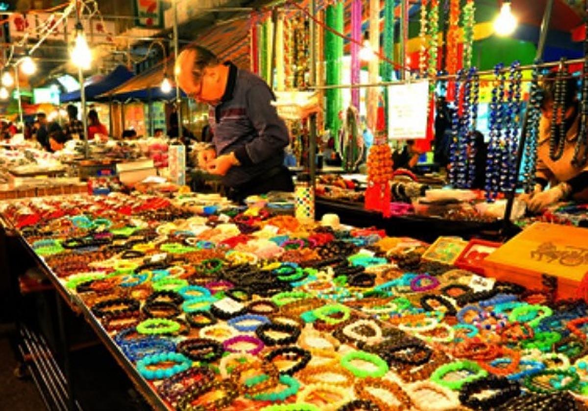 Mercadillo de Salobreña por la noche.