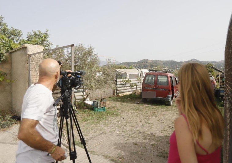 Medios de comunicación en la zona del hallazgo del cadáver.