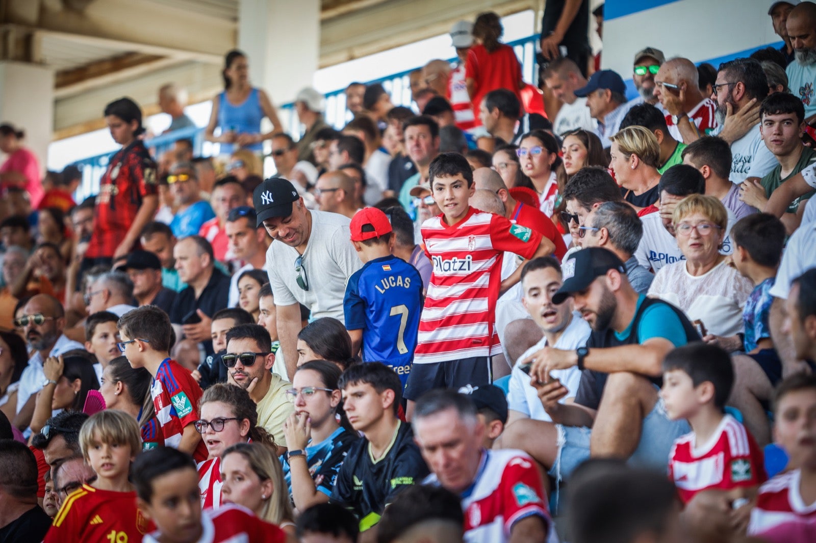 Encuéntrate en la grada durante el Granada-UD Almería
