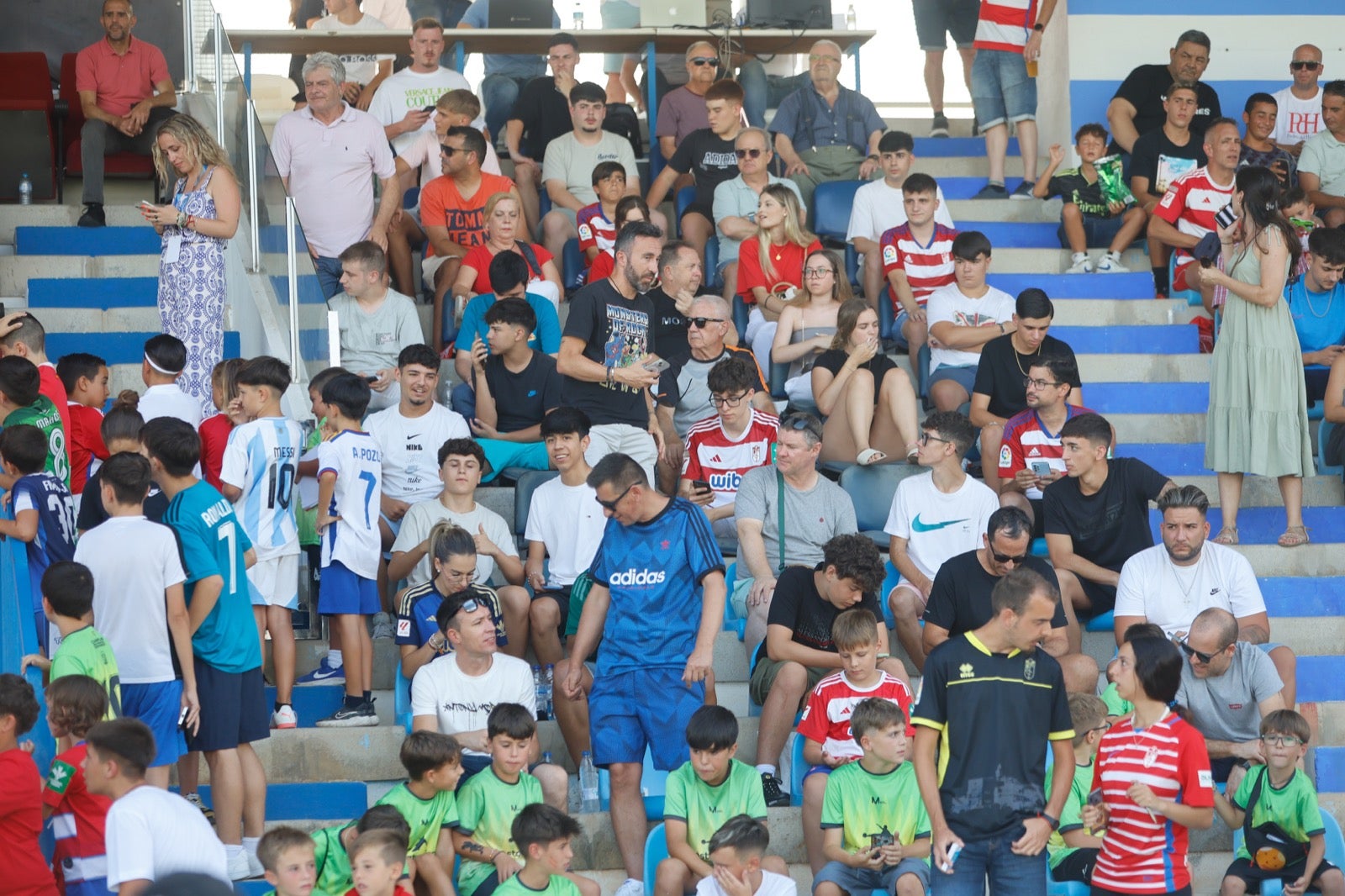 Encuéntrate en la grada durante el Granada-UD Almería