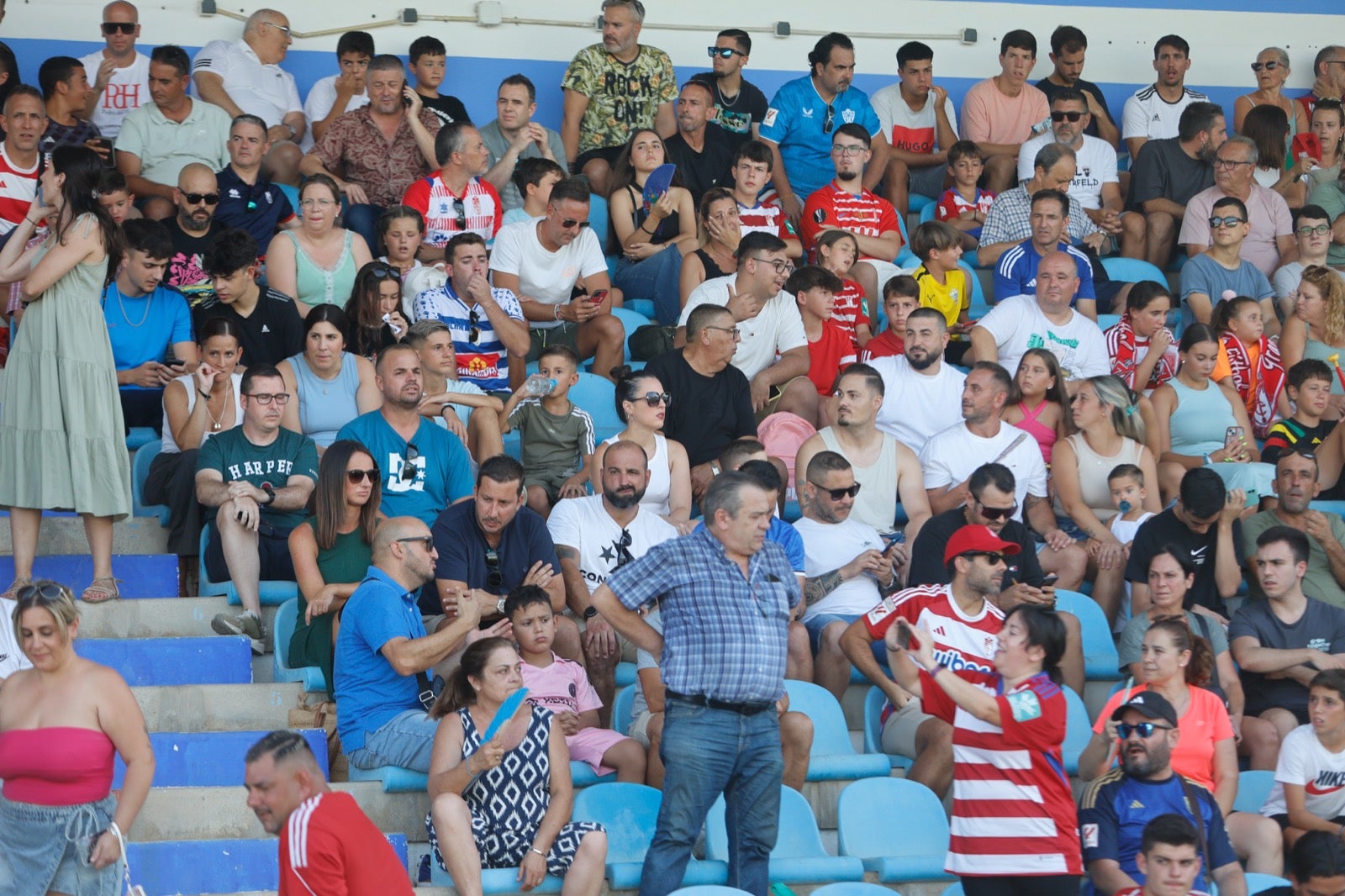 Encuéntrate en la grada durante el Granada-UD Almería