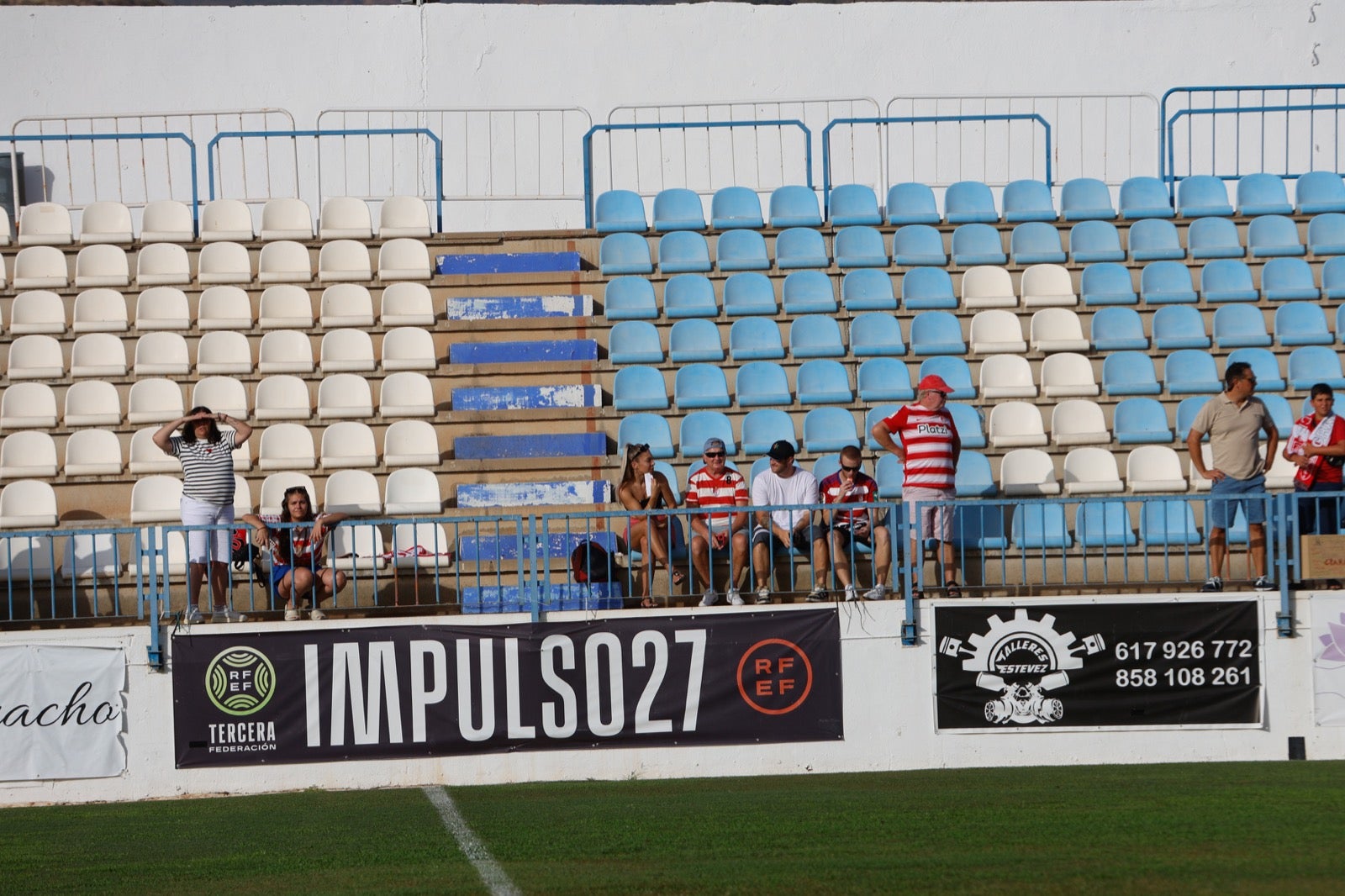 Encuéntrate en la grada durante el Granada-UD Almería