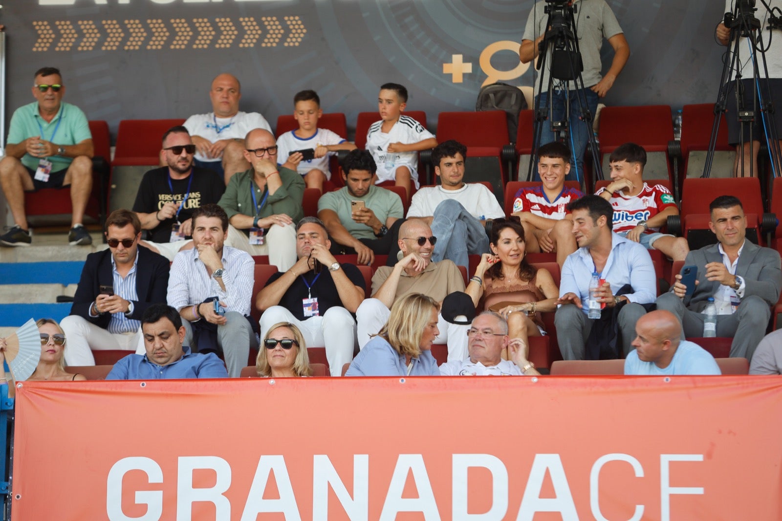 Encuéntrate en la grada durante el Granada-UD Almería