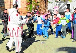 El Pelotero tienta a los niños por las calles de Arquillos.