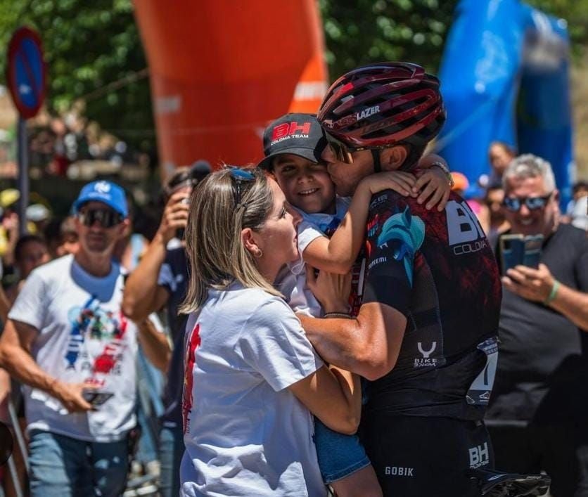 Valero, junto a su esposa Sandra y su hijo Marco tras una carrera.
