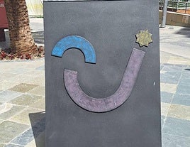 Actual logo del Ayuntamiento, con la 'J', en el monumento a los chefs de la Plaza de la Constitución.