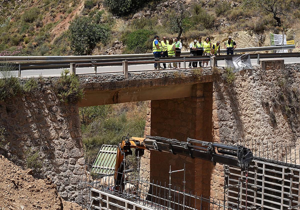 Diputación destinará casi medio millón de euros al ensanchamiento del puente de las Albuñuelas en la GR-3208
