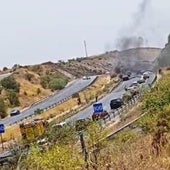 Arde un coche en la A-44 en Padul y sus ocupantes, dos adultos y dos menores, resultan ilesos