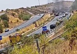 Coche ardiendo en la A-44 a la altura de Padul.
