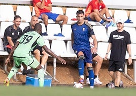 Lucas Boyé pisa un balón ante un rival del Orlando Pirates durante el primer amistoso del verano.
